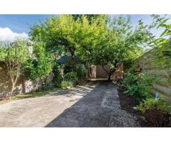 Licht en Ruim Hoekhuis met 4 Slaapkamers, Garage en Tuin in Voorschoten