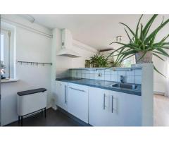 Licht en Ruim Hoekhuis met 4 Slaapkamers, Garage en Tuin in Voorschoten - 2